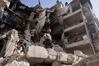 Ein Mitglied der »Freien Syrischen Armee« in einem z... Ein Mitglied der »Freien Syrischen Armee« in einem z...