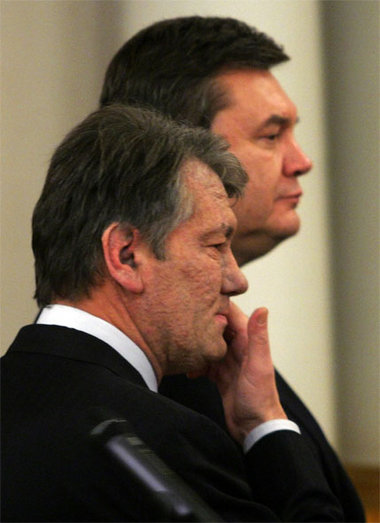 Im Kampf zwischen Präsident und Premier gerät Juschtschenko (l.)...