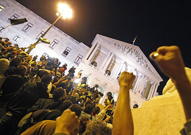 Montag abend vor dem Parlament in Lissabon: »Es reicht!&la... Montag abend vor dem Parlament in Lissabon: »Es reicht!&la...