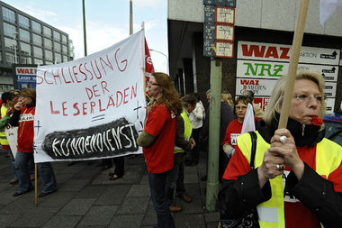 Protestaktion vor dem WAZ-Konzern in Essen gegen die Schlie&szli...