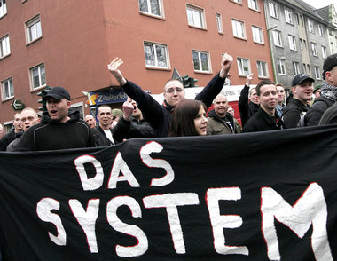Ist Kapitalismuskritik links oder rechts? Neonazis wie hier auf ...