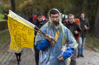 Die Freiheit führt die Flüchtlinge: Turgay Ulu trägt die Fahne v...