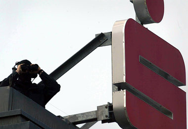 Polizist auf Sparkasse: Künftig sollen diese Institute zwar... Polizist auf Sparkasse: Künftig sollen diese Institute zwar...