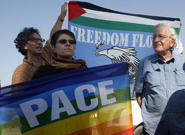 Die israelische Blockade ist Unrecht: Noam Chomsky (r.) am Samst...