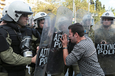 Rangelei bei Protesten gegen K&uuml;rzungspolitik, Athen, 18. Ok...