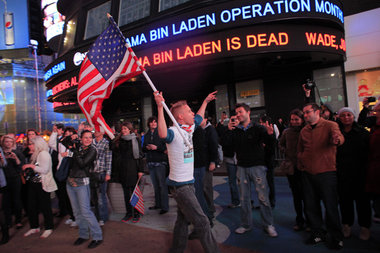 Jubel über den Tod von Osama Bin Laden am Times Square in New Yo...