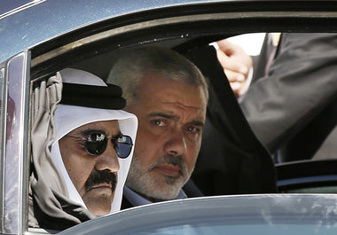 Katars Scheich Hamad (l.) und Hamas-Premier Ismail Haniyeh auf R... Katars Scheich Hamad (l.) und Hamas-Premier Ismail Haniyeh auf R...