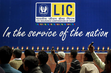 LIC-Werbung in Neu-Delhi &ndash; Der staatliche Konzern dominier...