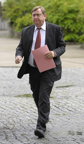 Andr&eacute; Hahn auf dem Weg zum s&auml;chsischen Landtag in Dr...