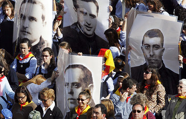 Am Tag der Seligsprechung: Eine Prozession ehrt Franco-treue Gei...