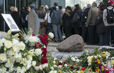 Blumen vor einer Fotografie des 20j&auml;hrigen Jonny K. bei der...