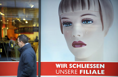 Schlecker läßt grüßen. Plakat im Schaufenster eines Kaufhauses i...