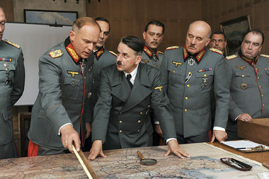 Generalfeldmarschall Rommel (gespielt von Ulrich Tukur) zerrei&s...