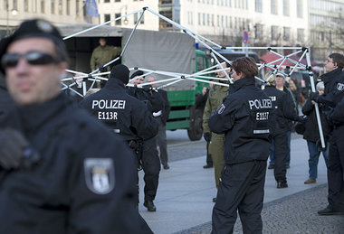 Spezialisten f&uuml;r R&auml;umung &ndash; Berliner Polizisten a...