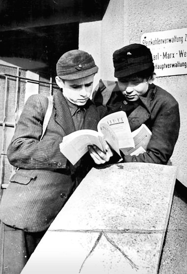 Kohle kostet. Junge Bergarbeiter des Karl-Marx-Schachtes 1951 im...