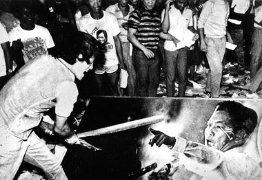 Manila, Februar 1986: Ein Demonstrant zerst&ouml;rt ein Portr&au...