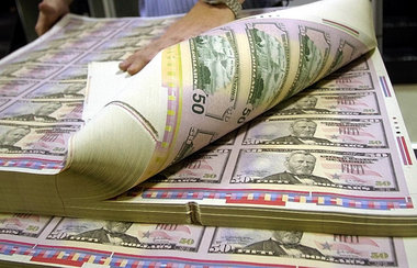 Noch ist der US-Dollar mehr wert als das Papier, auf dem er gedr...