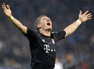 Besser als Elfmeter: Schweini nach dem Kopfball zum 1:0 Besser als Elfmeter: Schweini nach dem Kopfball zum 1:0