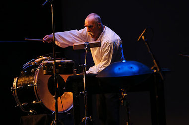 Der Schlagwerker G&uuml;nter Baby Sommer bei der Arbeit