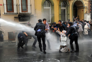 Mit Wasserwerfern ging die Polizei am Sonntag in Istanbul gegen ...