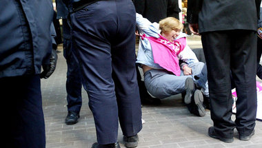 Am 6.3. verhaftete die Polizei Cindy Sheehan in New York