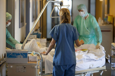 Auch im Pflegedienst fehlen Stellen: Krankenpflegerin in der Ham...