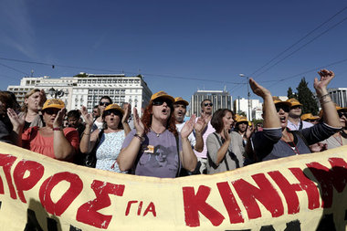 Streikende protestieren in Athen gegen die K&uuml;rzungspolitik ...