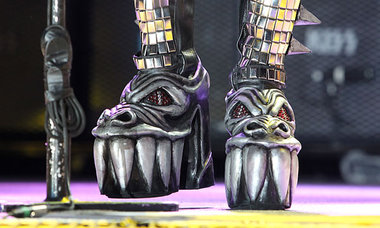 Das sind die Schuhe des D&auml;monen mit dem Axtba&szlig; und de...