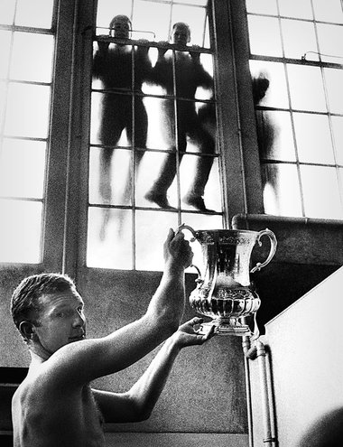 Bobby Moore, Kapitän von West Ham United, mit dem FA Cup (1... Bobby Moore, Kapitän von West Ham United, mit dem FA Cup (1...
