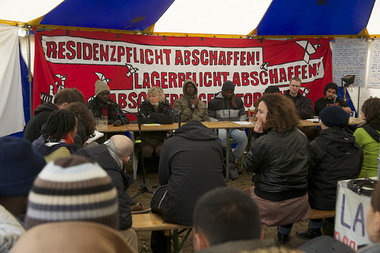 Pressekonferenz auf dem Protestcamp auf dem Berliner Oranienplat... Pressekonferenz auf dem Protestcamp auf dem Berliner Oranienplat...