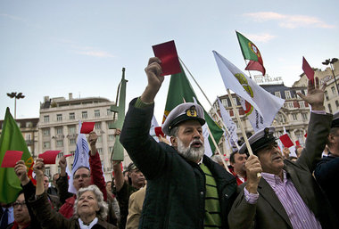 10000 Milit&auml;rangeh&ouml;rige zeigten am Samstag in Lissabon...