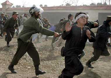 Eleven deutscher Polizeiausbilder bei der »Arbeit«. Anfang Febru...