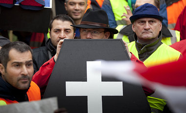 Mit einem Sarg protestieren Bodendienstbesch&auml;ftigte Anfang ...