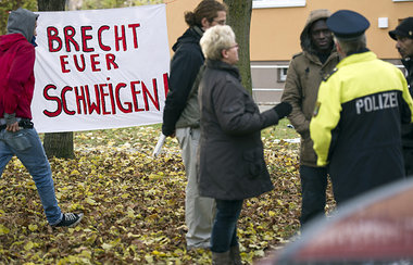 Die Ermittlungsbeh&ouml;rde wird belagert (Dessau, 12. November)