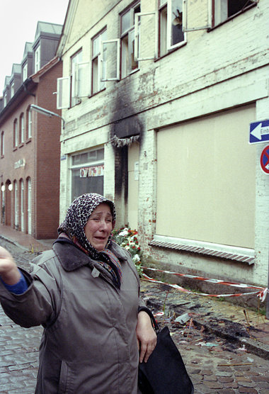 Eine t&uuml;rkische Frau am Morgen des 23.11.1992 nach den Ansch...