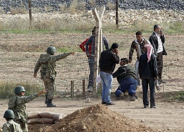 Türkische Soldaten und syrische Flüchtlinge bei der Gr... Türkische Soldaten und syrische Flüchtlinge bei der Gr...