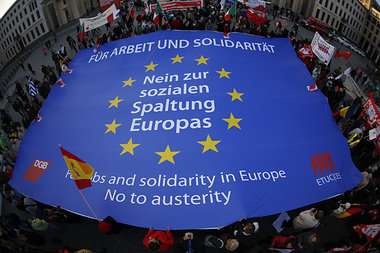 Demonstranten am Mittwoch nachmittag vor dem Brandenburger Tor i...