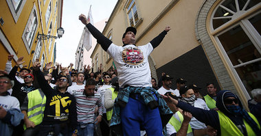 Demonstranten protestieren vor dem Parlament in Lissabon gegen d...