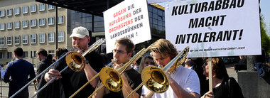 Wo sind die Leuchttürme? Protest gegen den geplanten Kultur... Wo sind die Leuchttürme? Protest gegen den geplanten Kultur...