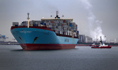 Containerfrachter im größten Hafen Europas Rotterdam.... Containerfrachter im größten Hafen Europas Rotterdam....