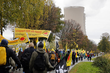 Schon Anfang November demonstrierten Hunderte vor dem AKW in Gro... Schon Anfang November demonstrierten Hunderte vor dem AKW in Gro...