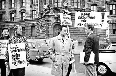 Demonstration während des Prozesses gegen den früheren SS-Genera...