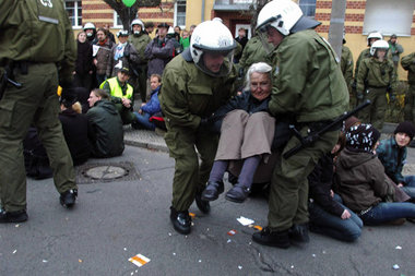 Samstag in Berlin: Polizei räumt Anti-Nazi-Sperre