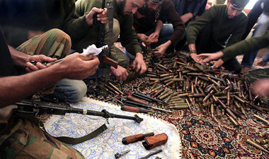 Syrische Aufst&auml;ndische beim Reinigen ihrer Waffen (Aleppo, ...