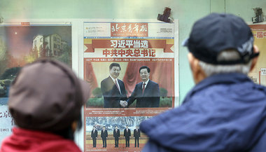 Der Neue und der Alte: Xi Jinping sch&uuml;ttelt Hu Jintao die H...