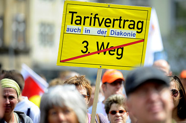 Mehr Geld, mehr Rechte: Demonstration von Besch&auml;ftigten der...