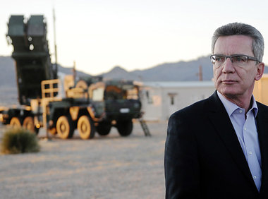 Verteidigungsminister de Maizi&egrave;re vor einer Patriot-Start...