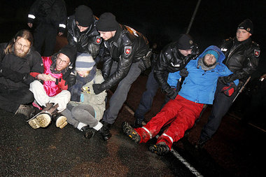 Sitzblockade am Sonntag abend in Nordenham vor der Ankunft des T...