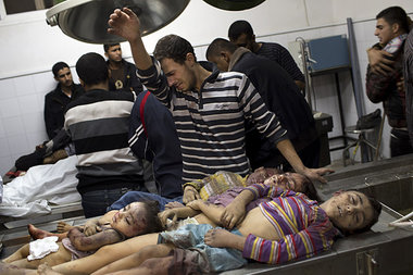 Ein Mann weint am Sonntag im Shifa-Krankenhaus von Gaza vor den ...