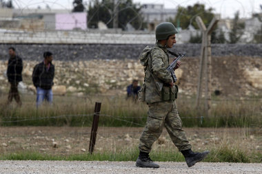 T&uuml;rkischer Soldat in Ceylanpinar an der Grenze zu Syrien (1...